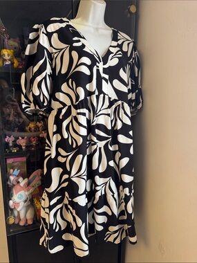 NEW Mlle Gabrielle Black and White Floral Midi Dress